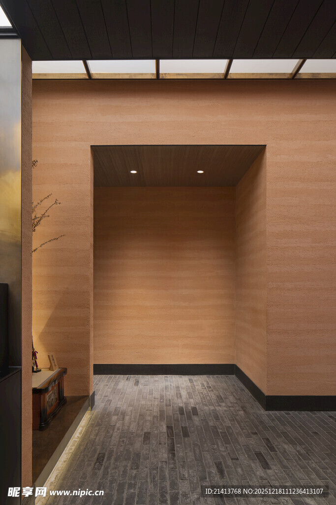 现代简约木质电梯内部空间
