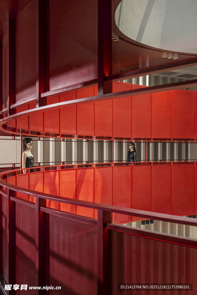 红色工业风建筑内部结构