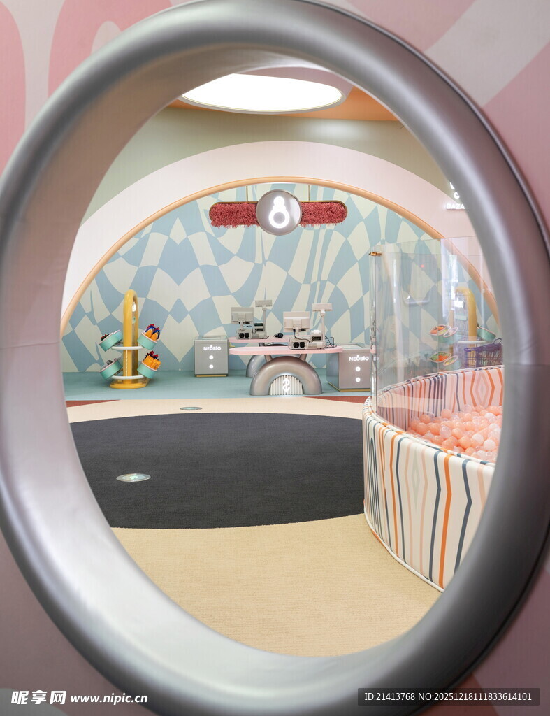 透过舷窗看复古风格室内景