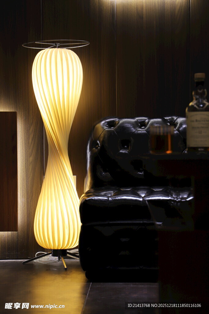 独特造型台灯搭配奢华沙发