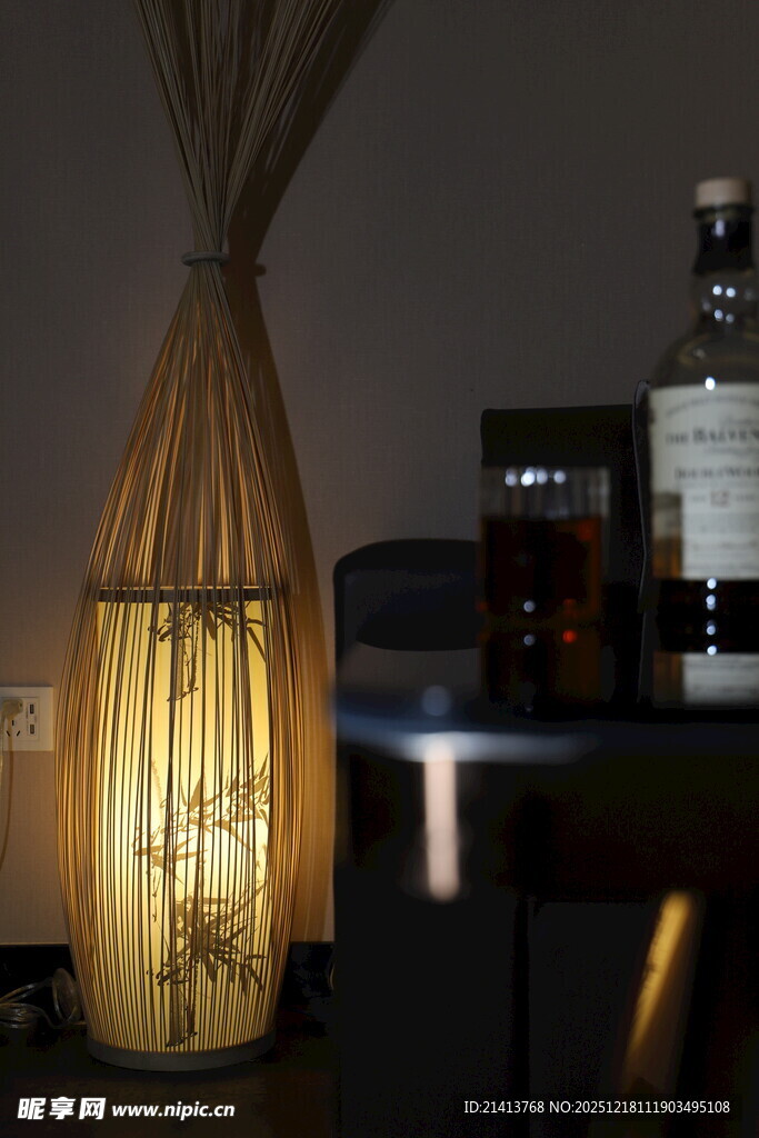 温馨室内的复古风落地灯