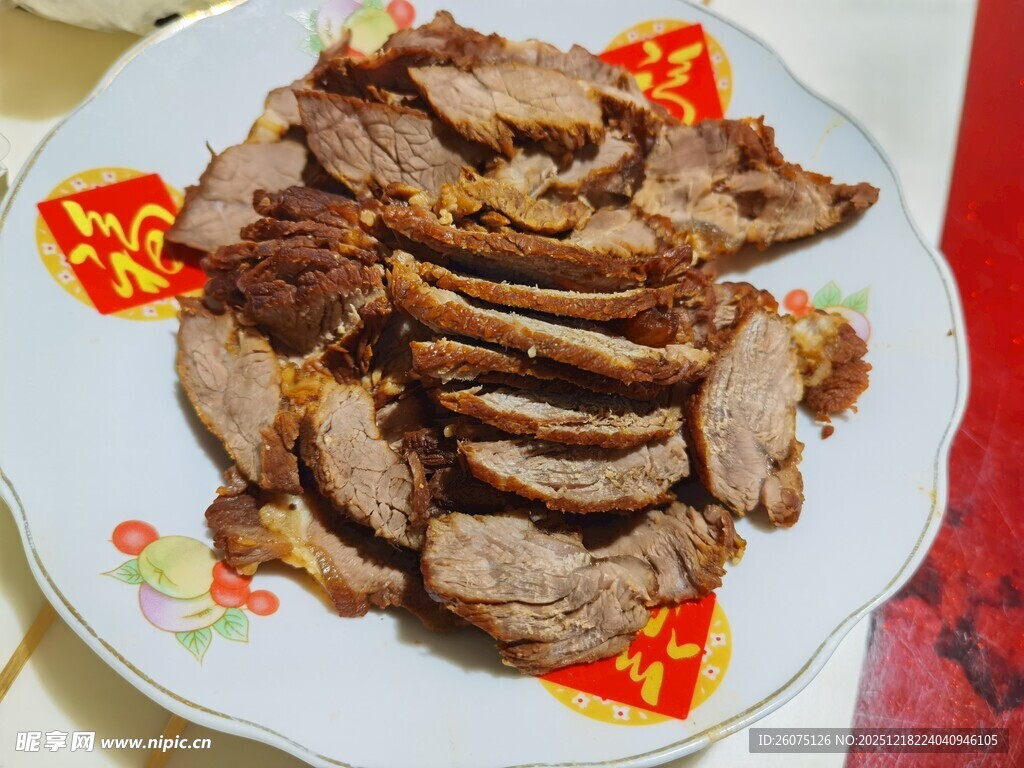 美味酱牛肉摆于盘中