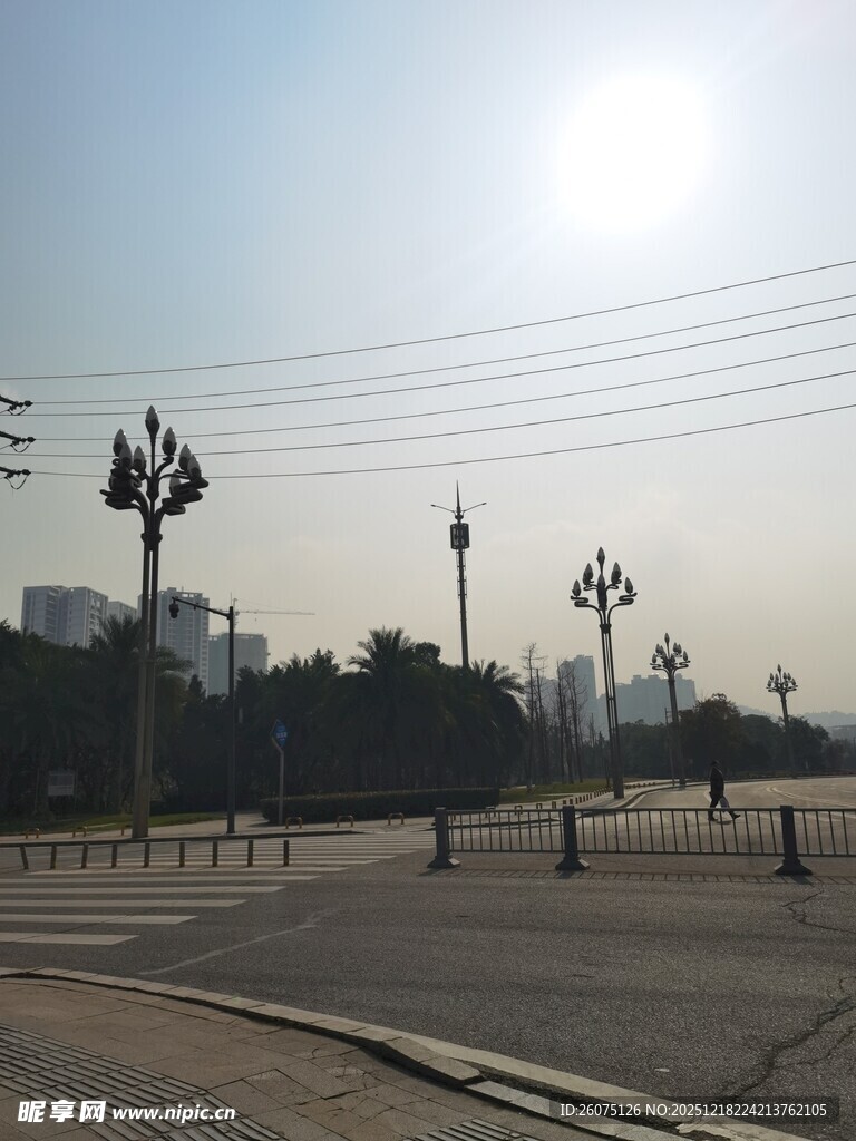城市空旷道路及周边景象