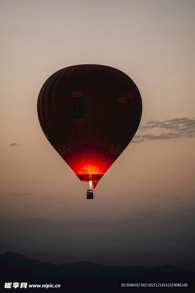 夕阳下的热气球