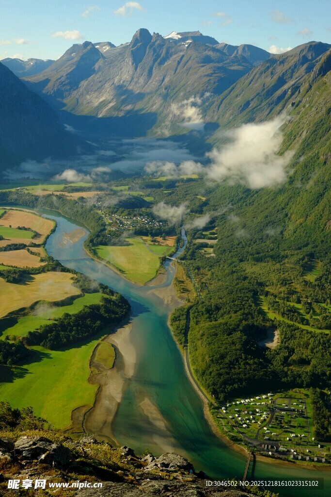 壮美山河间的蜿蜒河流