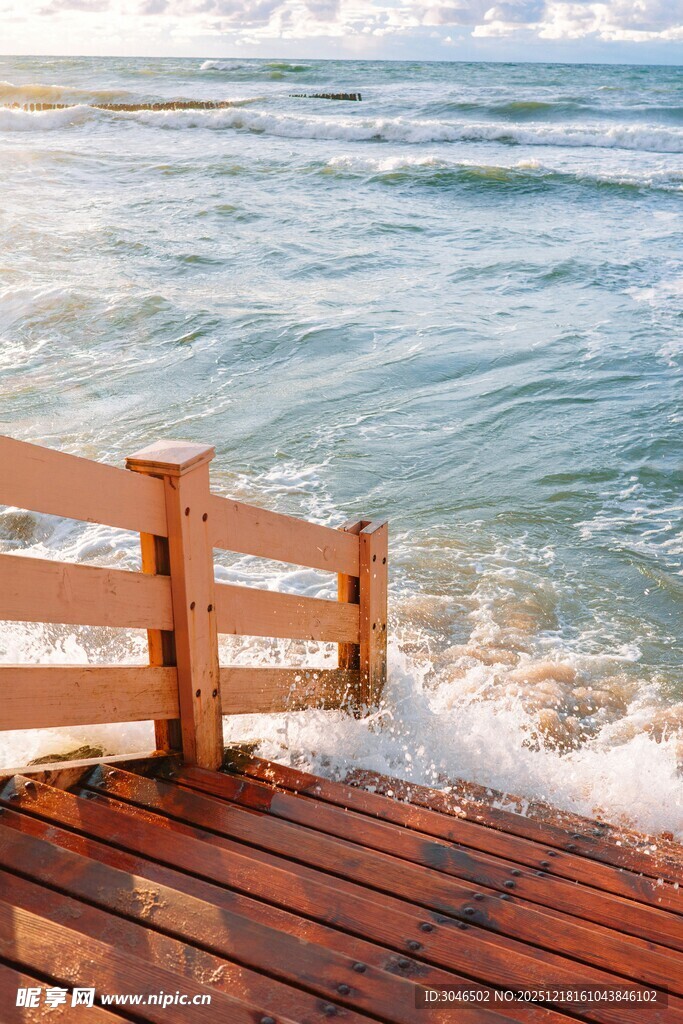 海边木栈道与翻涌海浪