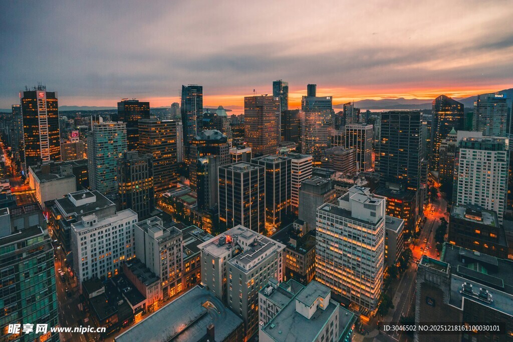 黄昏下的繁华都市景观