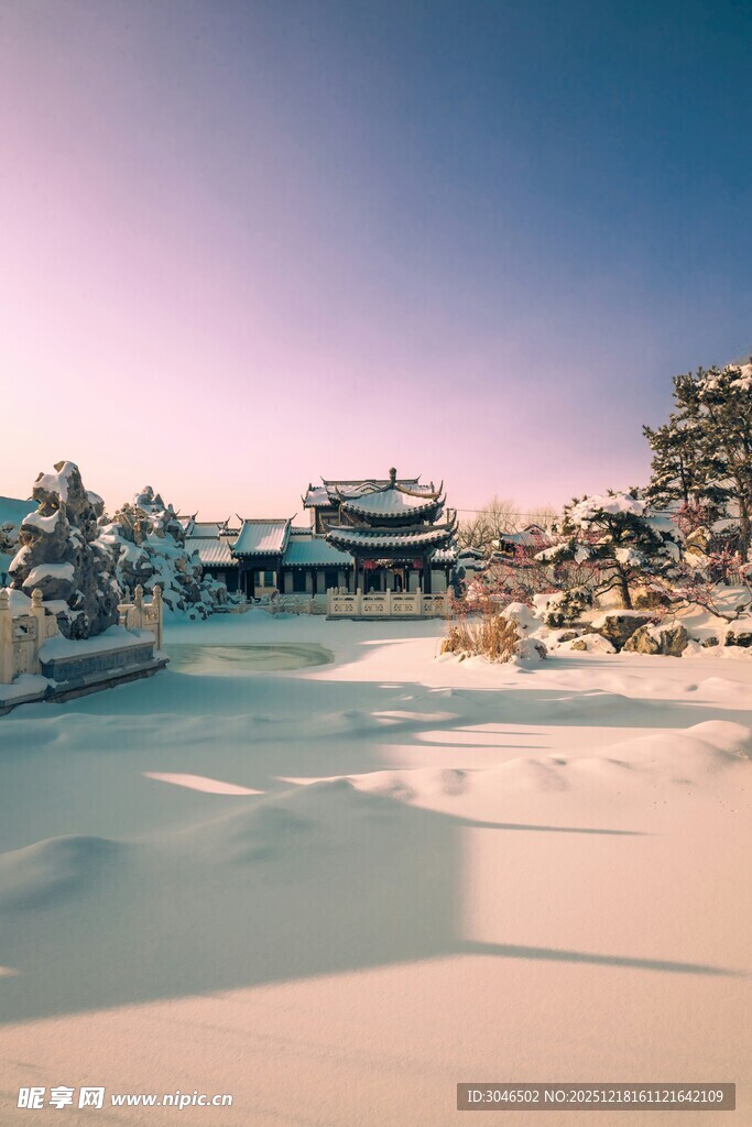 冬日雪景中的古典建筑