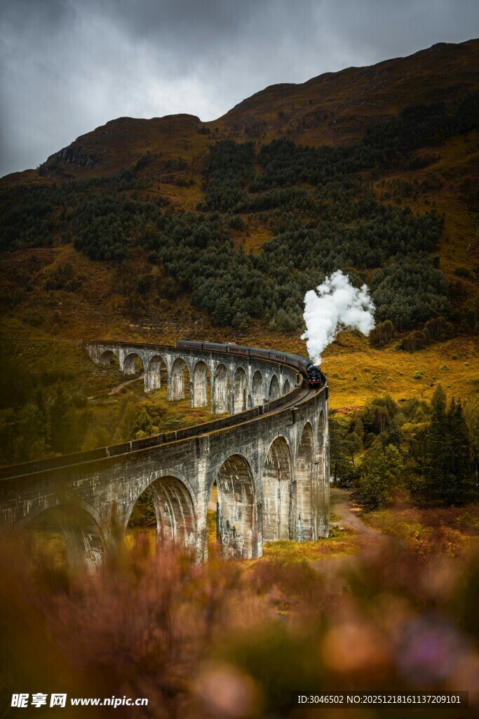 山间高架桥的壮丽景致