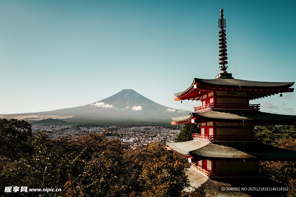 富士山下的古朴红色宝塔