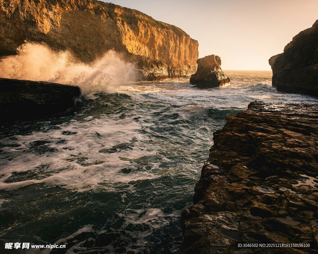 海岸边海浪拍打嶙峋岩石