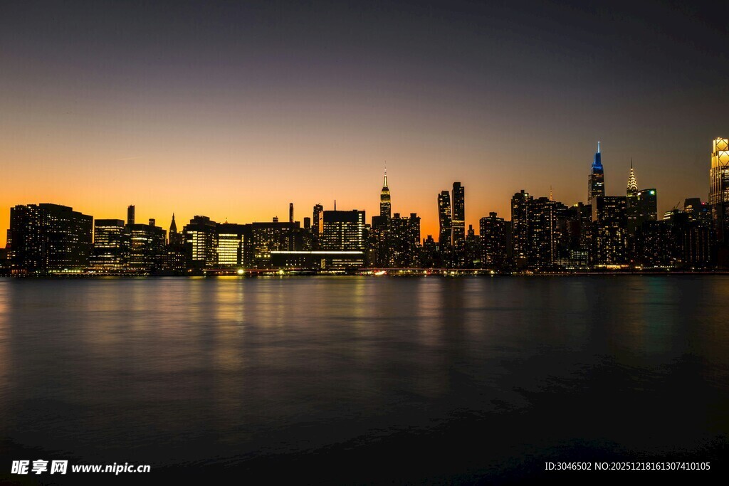 黄昏下的城市滨水风光