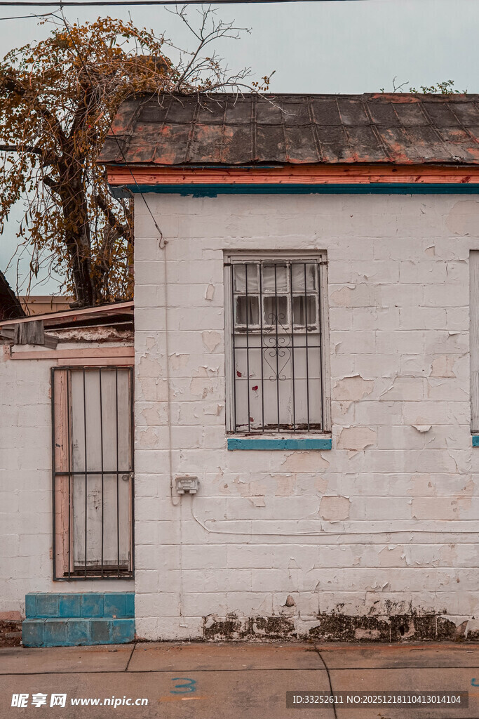 老旧白墙房屋外观一角