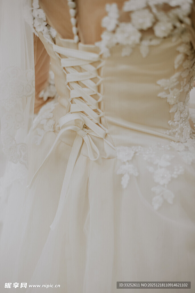 精致蕾丝婚纱背部细节