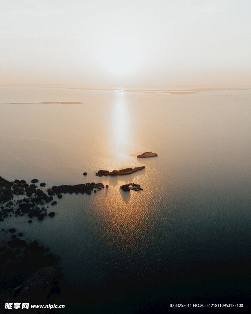 夕阳下静谧的海面景象