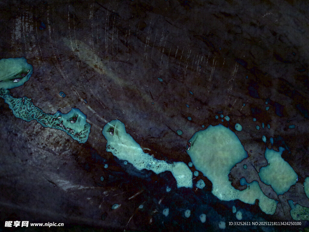 斑驳铜锈纹理的金属表面