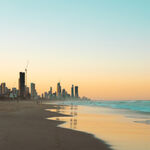 黄昏下的城市海滨美景