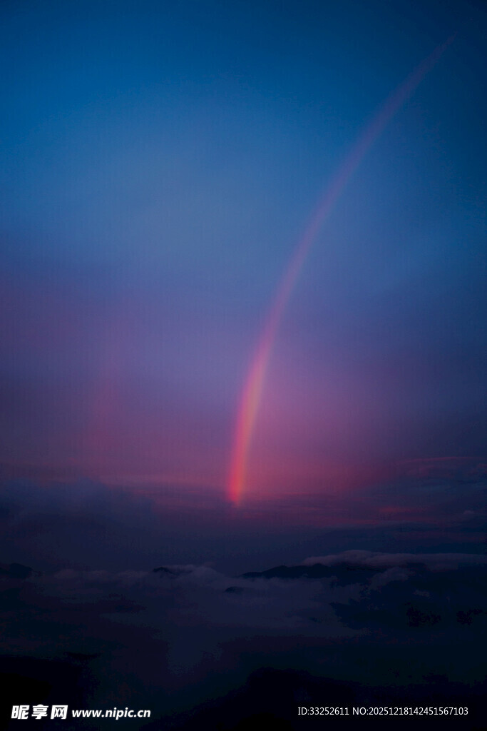 夜空中绚丽的彩色光带
