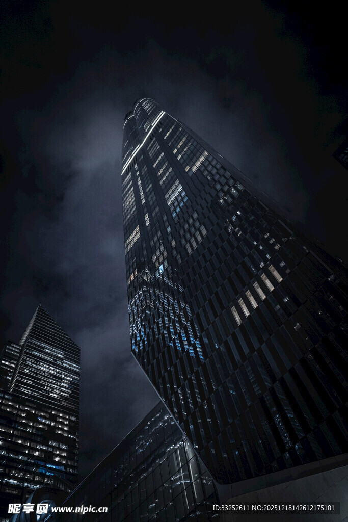 夜幕下的摩天大楼景观