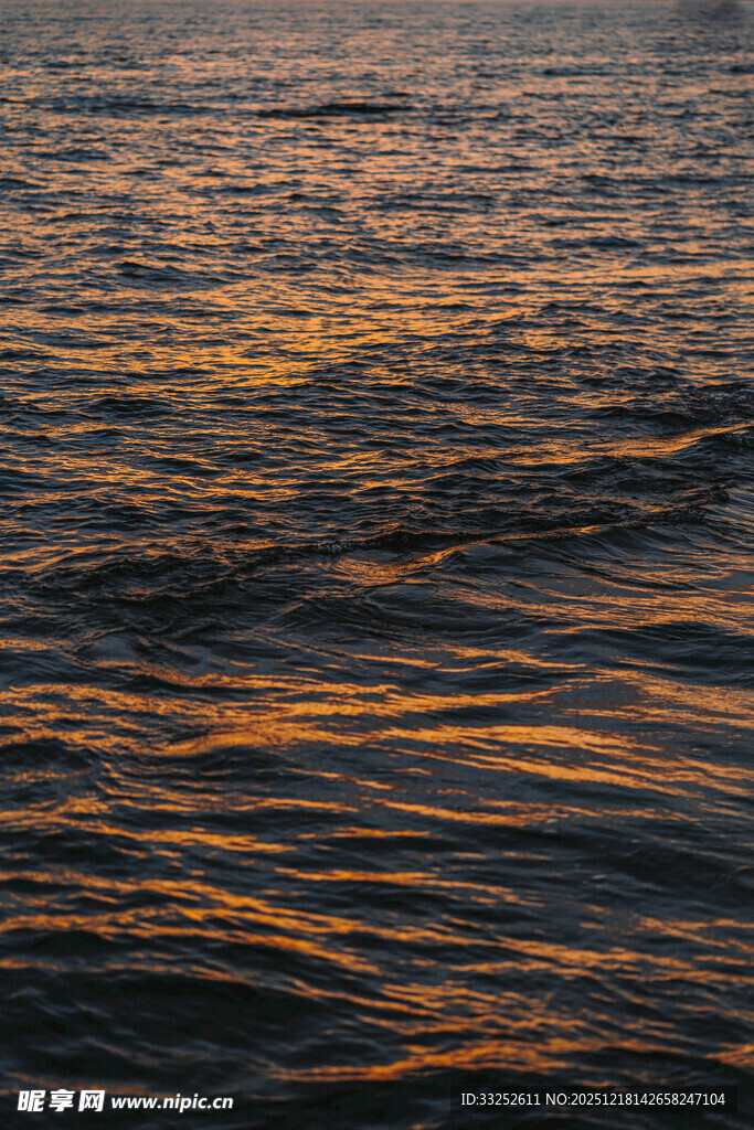 夕阳下波光粼粼的海面