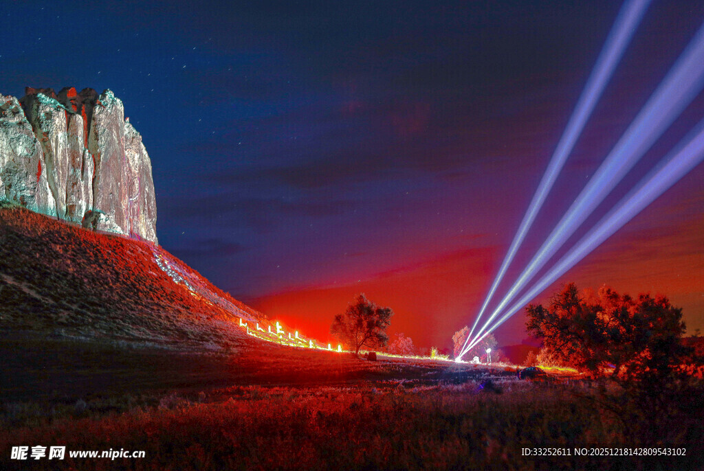 夜幕下的激光照亮奇特山峰