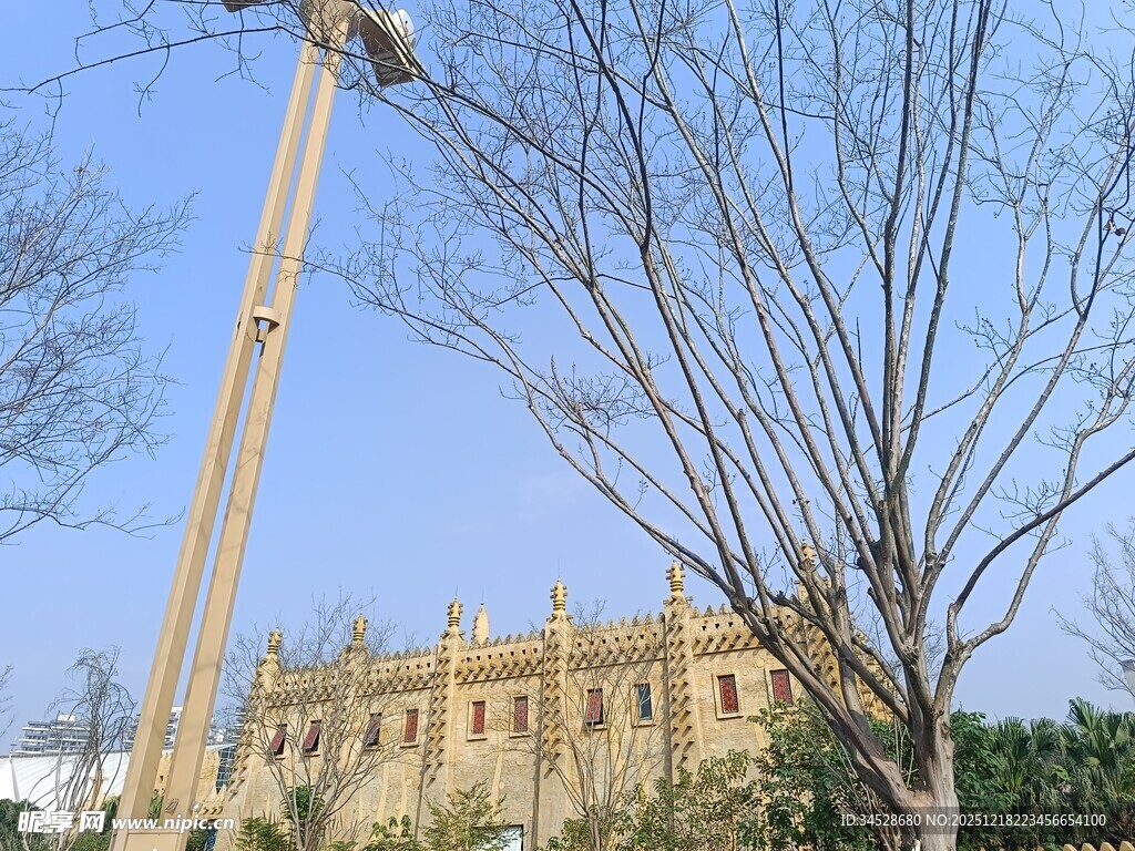 塔吊旁的欧式建筑景观