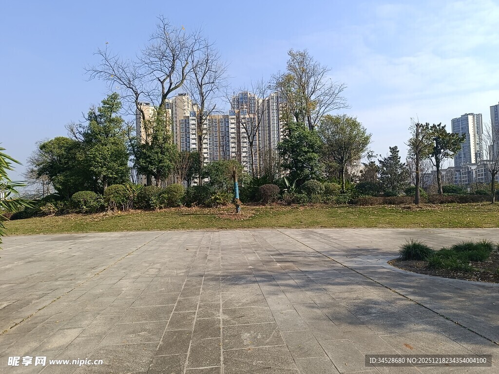 城市空旷场地与远处高楼