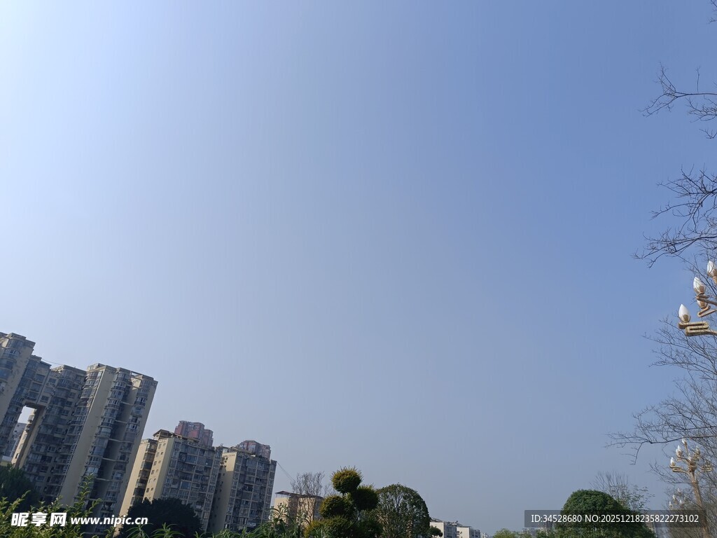 城市高楼与蓝天景致