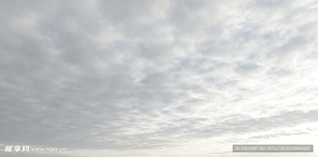 天空中漂浮的层叠白云