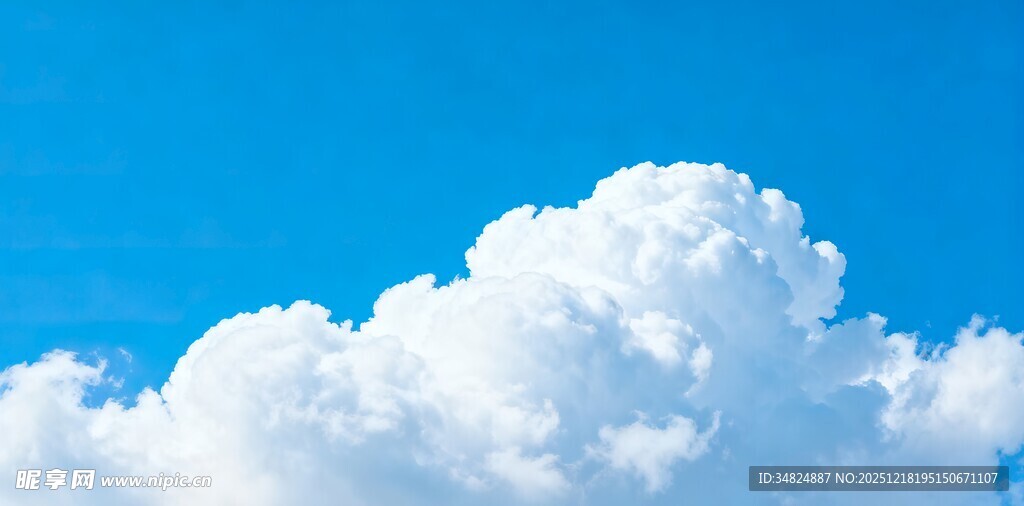 蓝天中的蓬松白云