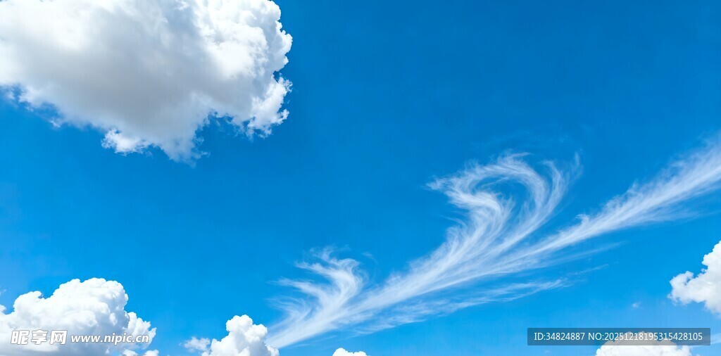 蓝天飘着梦幻卷云