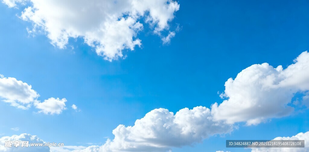 晴朗蓝天与蓬松白云