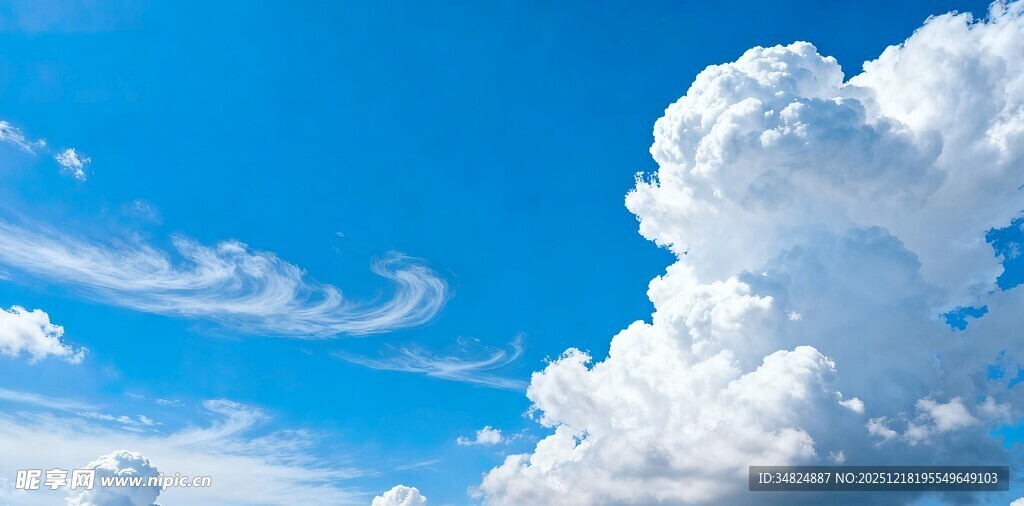 蓝天白云下的蓬松云朵
