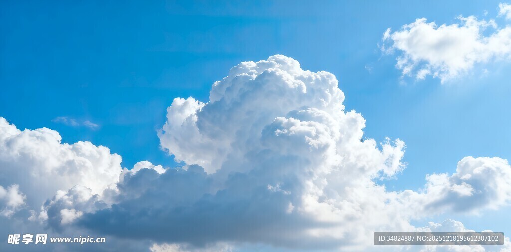 蓝天中的蓬松白云