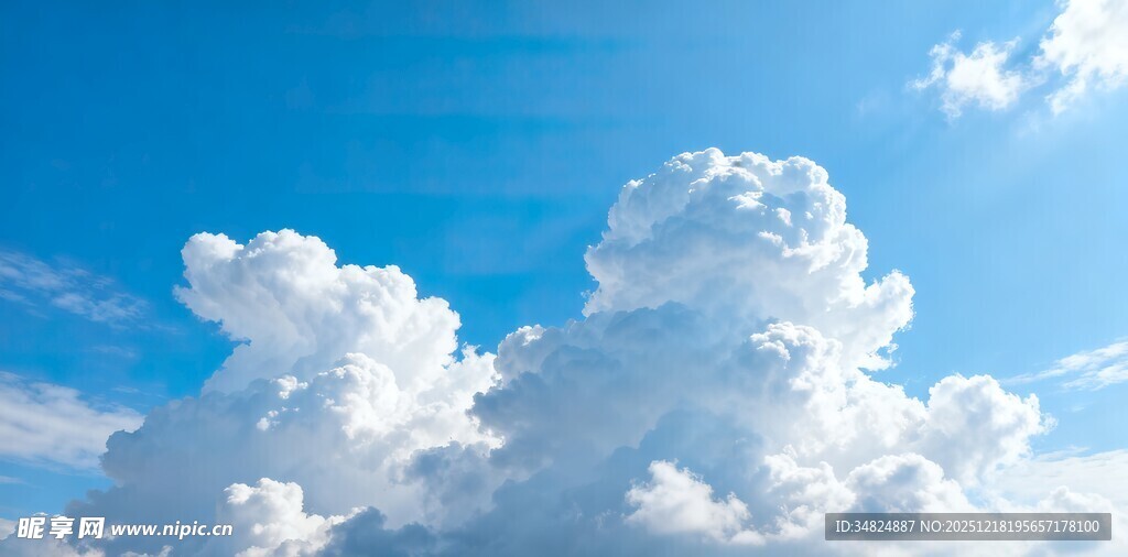 蓝天中的蓬松白云