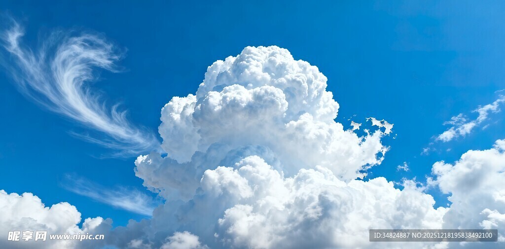 蓝天中的蓬松白云