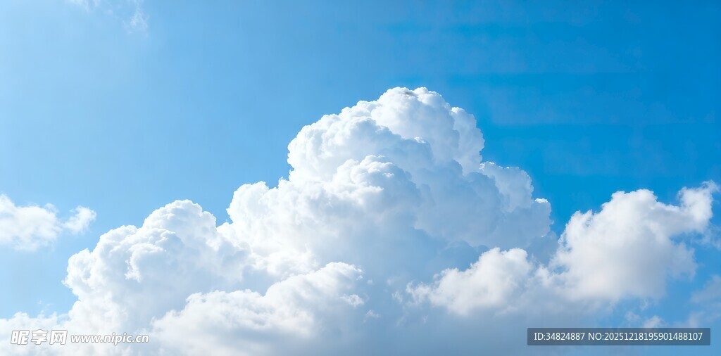 蓝天中的蓬松白云