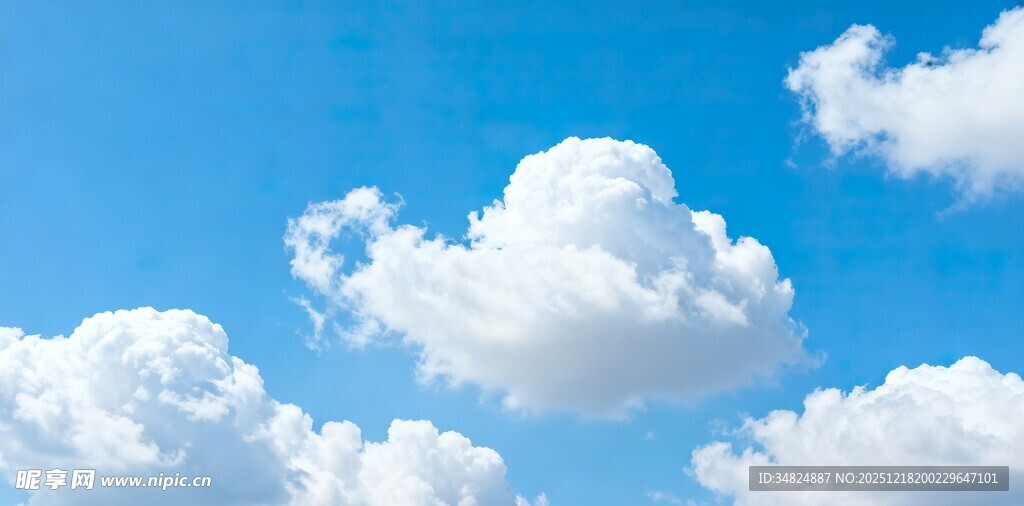 蓝天中的蓬松白云