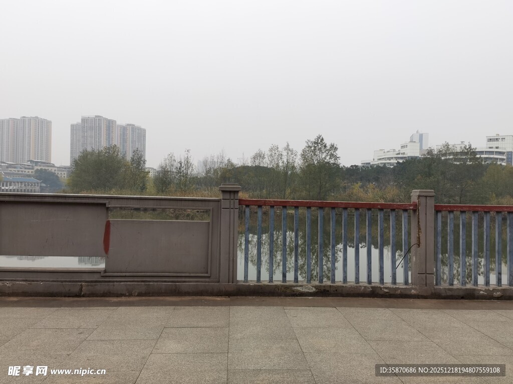 江边护栏旁的城市远景