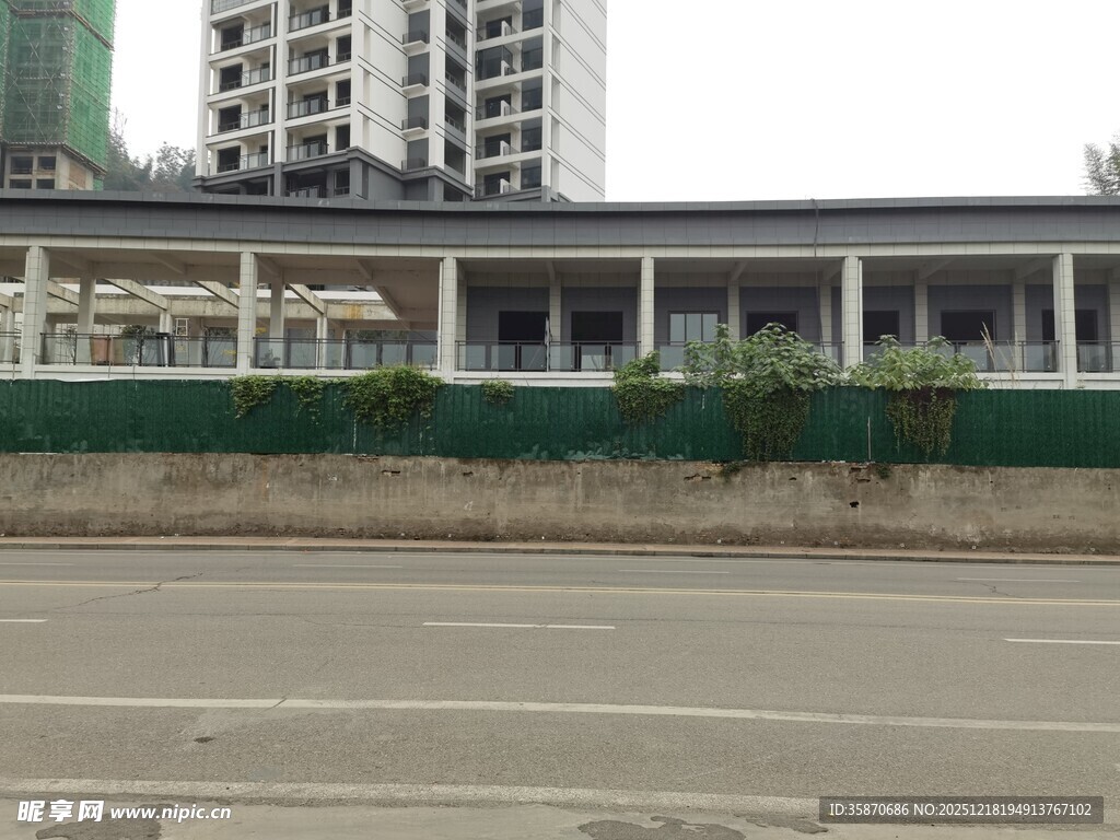 城市道路旁的在建建筑