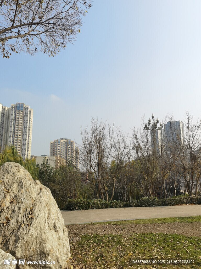 城市公园中的巨石与建筑