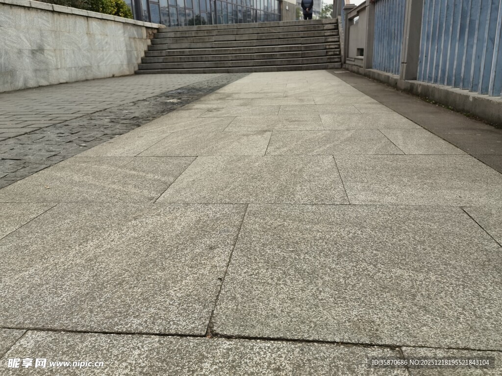 空旷水泥路面场景