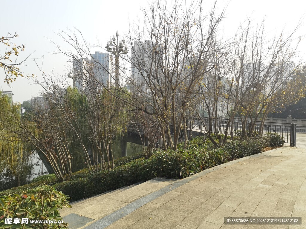 城市冬日河畔景观小道