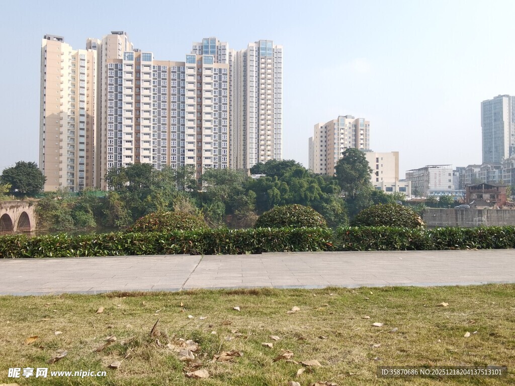 城市中的高楼与开阔草地