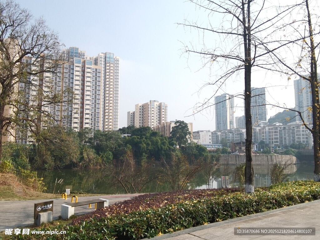 城市河畔冬日景观