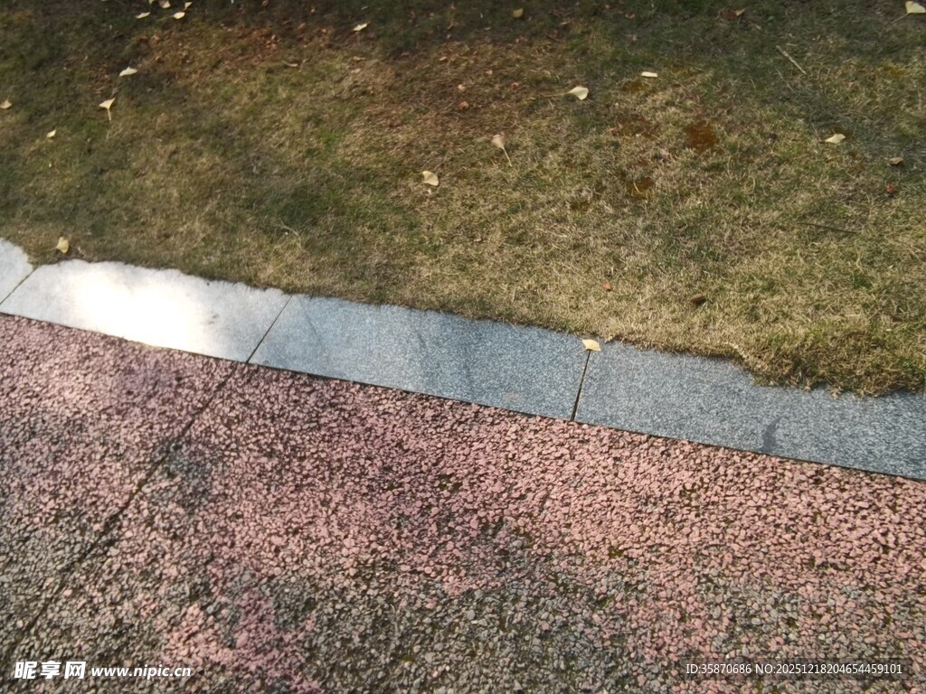 地面的砖石与草地景观