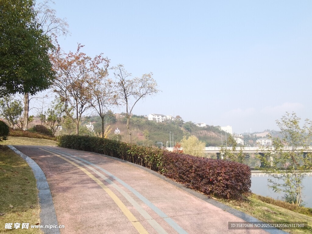 蜿蜒湖畔步道风景