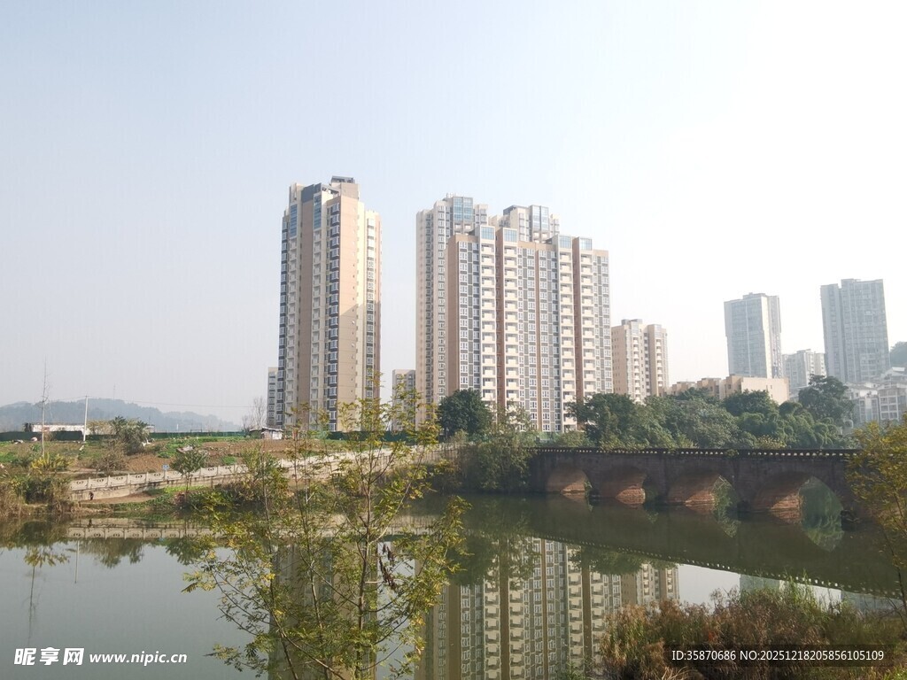 河畔高楼林立的城市风光