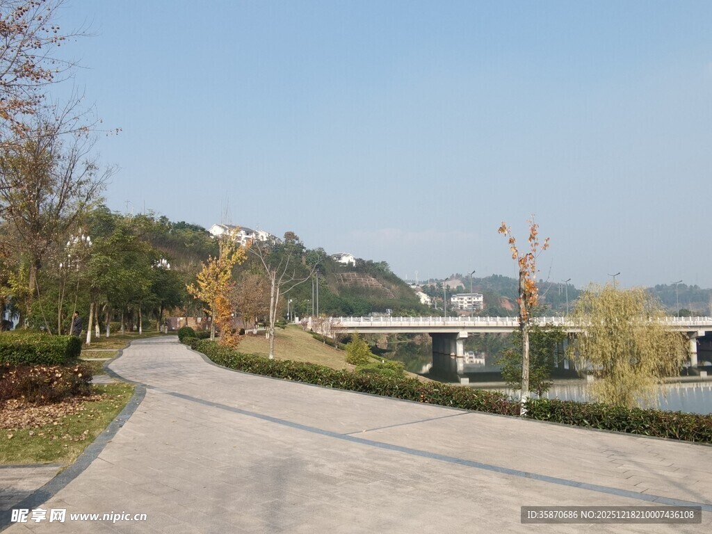 蜿蜒公路旁的秀丽风光