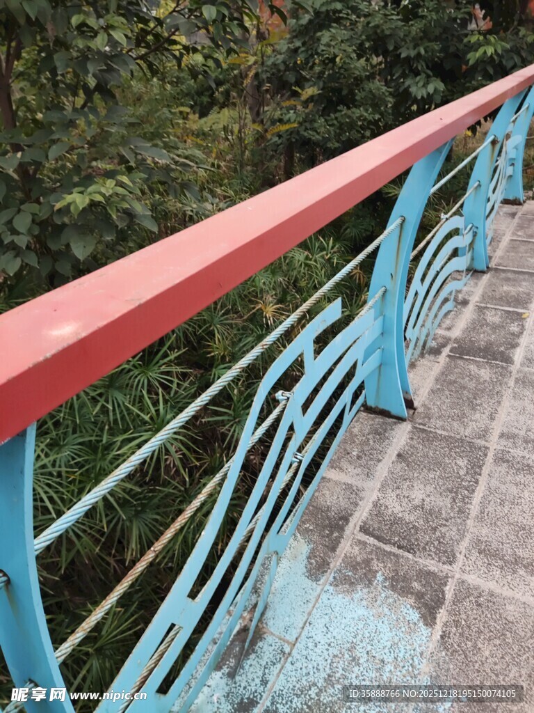 彩色栏杆的林间步道